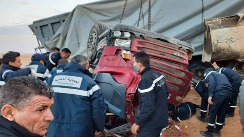 قابس : انقلاب شاحنة يسفر عن وفاة سائقها على عين المكان