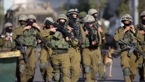 اعتقد انهما فلسطينيين : جندي إسرائيلي يقتل زميليه