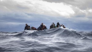 7 مهاجرين يتجمدون من البرد حتى الموت في عرض البحر