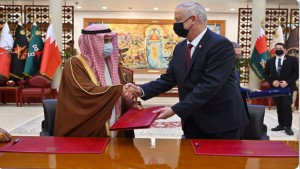 وزير الدفاع الإسرائيلي يوقع اتفاقية تعاون عسكري مع البحرين