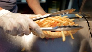 ألمانيا :مطاعم تتخلى عن البطاطا المقلية بسبب نقص واردات الزيت