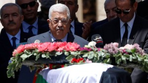 أكد الرئيس الفلسطيني محمود عباس٬ أن إسرائيل لن تكون شريكًا في أي تحقيق يتعلق بمقتل الصحفية شيرين أبو عاقلة "لأنها مسؤولة عن قتلها"٬ مشدداً على ملاحقة الجناة من القوات الإسرائيلية، بحسب بيان الرئاسة الفلسطينية.