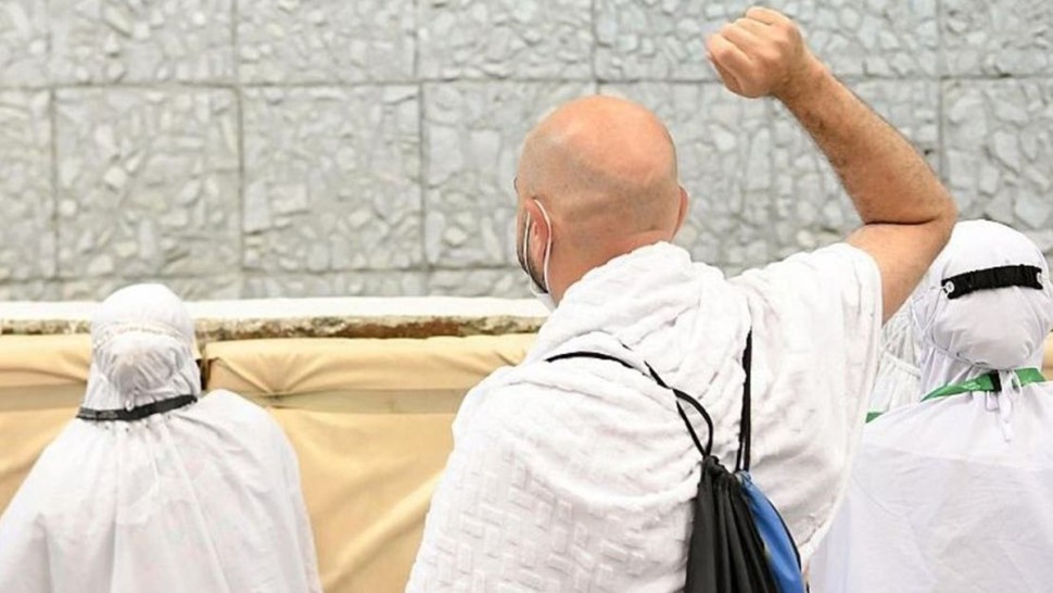 الحجاج يواصلون رمي الجمرات في أول أيام التشريق