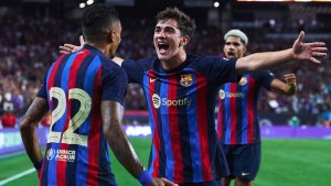 رافينيا يقود برشلونة لحسم الكلاسيكو