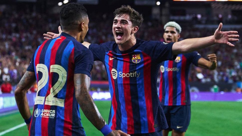 رافينيا يقود برشلونة لحسم الكلاسيكو