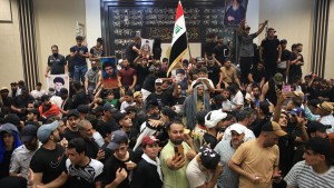 العراق : أنصار مقتدى الصدر يقتحمون  البرلمان للمرة الثانية في 3 أيام