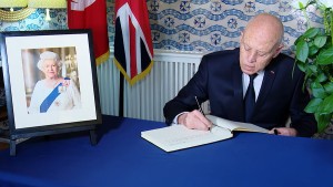 سعيد يعزي سفيرة بريطانيا بتونس إثر وفاة الملكة إليزابيت(فيديو)