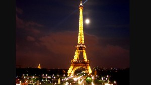 فرنسا تقطع الكهرباء عن برج إيفل والبنايات ابتداء من العاشرة مساء