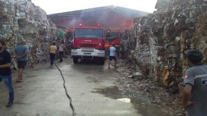 عقارب : تواصل عمليات إخماد حريق مصنع الكرذونة