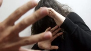 القصرين : 3 نساء يعتدين على معلمة