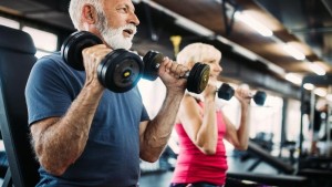 دراسة :  فوائد مذهلة لممارسة كبار السن رياضة حمل الأثقال