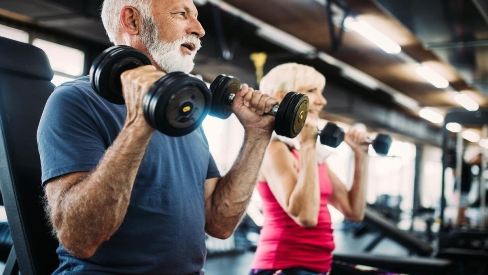 دراسة :  فوائد مذهلة لممارسة كبار السن رياضة حمل الأثقال