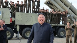 كيم  جونغ أون يشرف على مناورات بالأسلحة النووية التكتيكية
