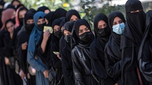 طالبان تمنع النساء من دخول المنتزهات