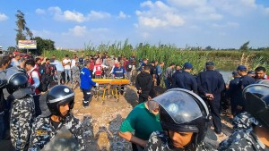 مصر: ارتفاع ضحايا انقلاب حافلة إلى 20 شخصا
