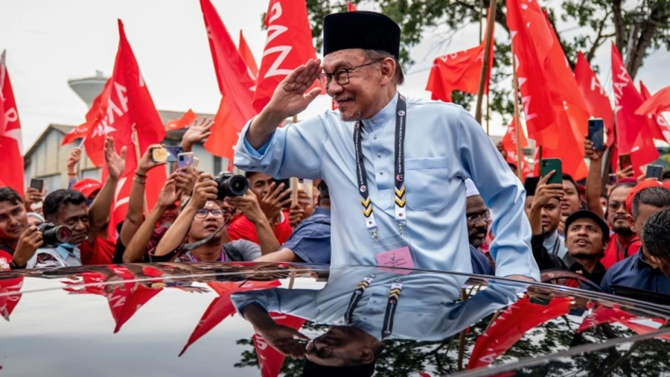 ماليزيا : تكليف زعيم المعارضة أنور إبراهيم برئاسة الحكومة