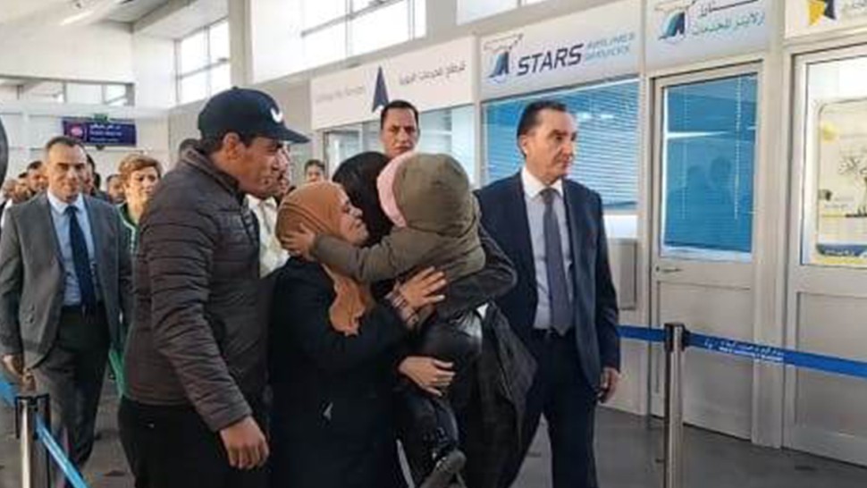 مطار تونس قرطاج.. المحطة عدد 2 تجمع طفلة الأربع سنوات بأمها