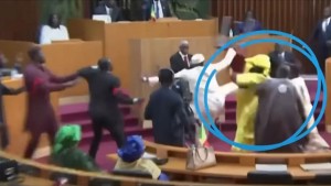 البرلمان السنغالي يتحول إلى حلبة صراع.. لكمات وضرب بالكراسي (فيديو)