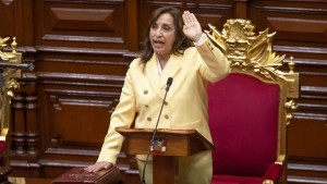 رئيسة بيرو تبدي استعدادها لمناقشة إجراء انتخابات مبكرة