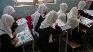 أفغانستان: طالبان تمنع الفتيات والنساء من الدراسة في الجامعات