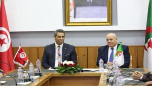 وزير التشغيل والتكوين يلتقي نظيره الجزائري