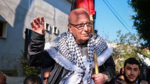 عميد الأسرى الفلسطينيين كريم يونس بعد الإفراج عنه: لأول مرة منذ 40 عاما أرى الشمس