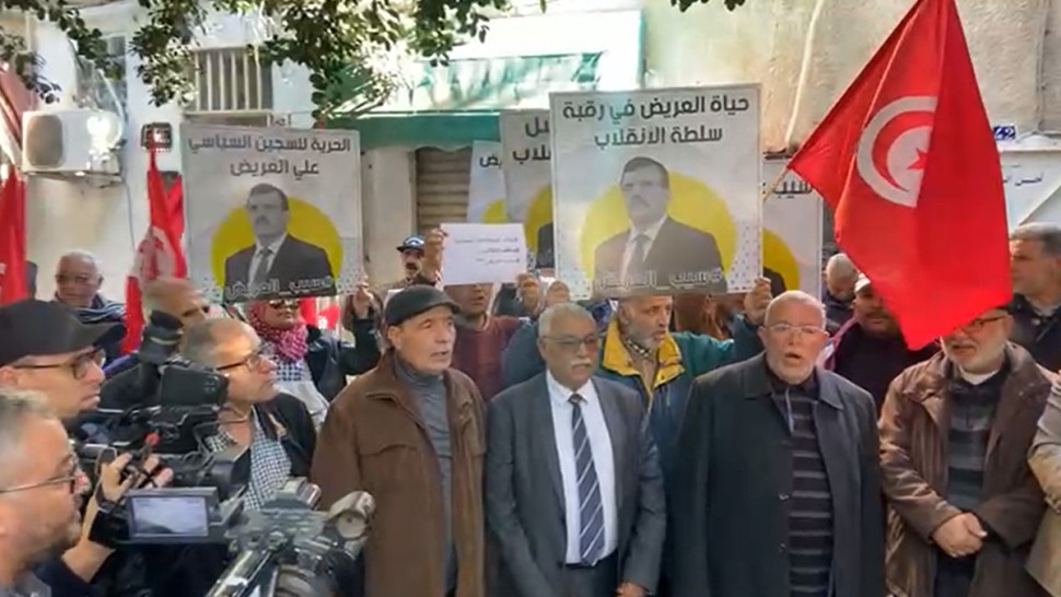 وقفة احتجاجية لحركة النهضة أمام وزارة العدل تنديدا بإيقاف علي العريض