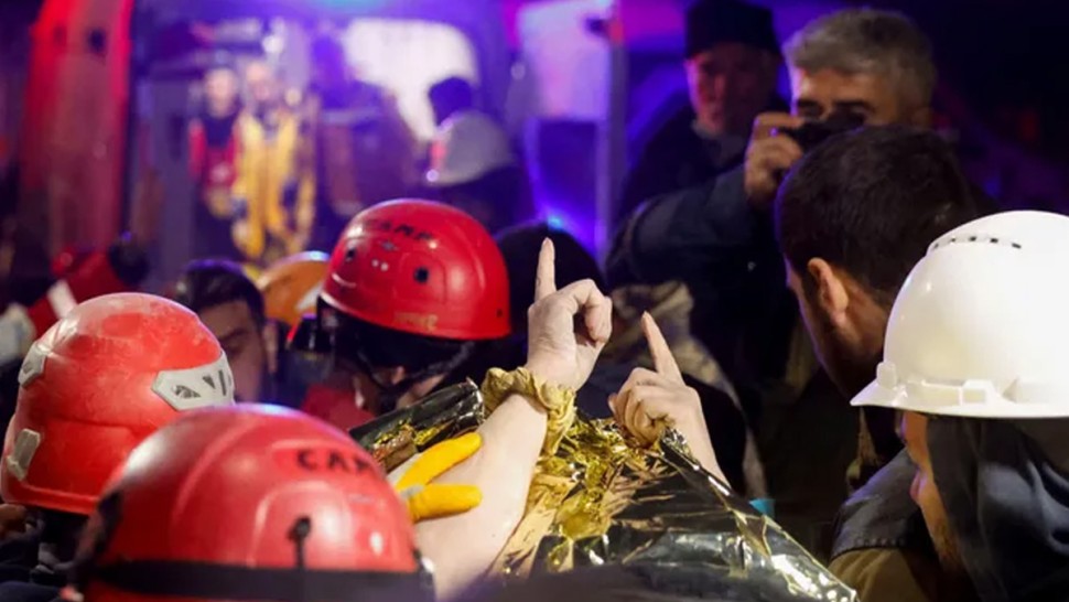 تركيا: إنقاذ فتاة من تحت الأنقاض بعد 248 ساعة من الزلزال