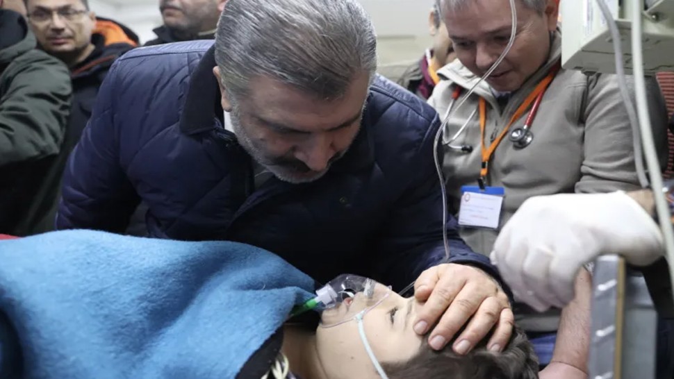بعد مضي 260 ساعة على الزلزال: إنقاذ طفل تركي من تحت أنقاض منزله