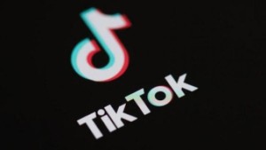 المفوضية الأوروبية تحظر تحميل تطبيق تيك توك على أجهزة هواتف موظفيها
