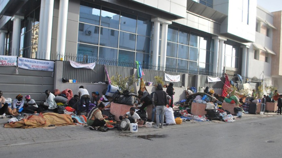 تواصل اعتصام مهاجرين من افريقيا جنوب الصحراء أمام مقر مفوضية اللاجئين بتونس