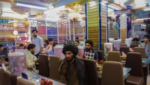 أفغانستان: طالبان تمنع المطاعم المفتوحة على النساء