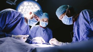 ضبط قائمة المؤسسات الاستشفائية العمومية المرخص لها في إجراء عمليات أخذ الأعضاء البشرية أو زرعها