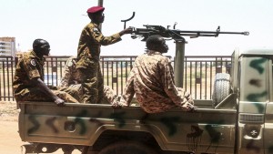 السودان: اشتباكات مسلحة.. أعمدة دخان .. جسور مغلقة ورعب وهلع بين السكان