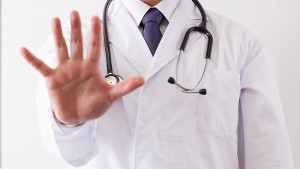 نقابة الأطباء والصيادلة تدين القرار الوزاري المتعلق بتصنيف أطباء الخط الأول