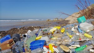 مصنعو البلاستيك يحتجون أمام وزارة البيئة