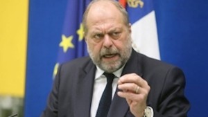 وزير العدل الفرنسي يهدد بمعاقبة أولياء الأطفال المحتجين