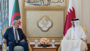 أمير قطر ورئيس الجزائر يبحثان سبل تعزيز العلاقات الثنائية