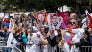 مجموعة من عائلات شهداء الثورة وجرحاها تطالب بمراجعة المرسوم عدد 20
