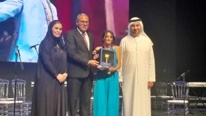 التلميذة بالمعهد النموذجي بڤابس ملاك مسلم تفوز بالمرتبة الأولى في ''تحدي القراءة العربي''
