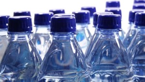 وزارة التجارة تحدد أسعار بيع قوارير المياه المعدنية