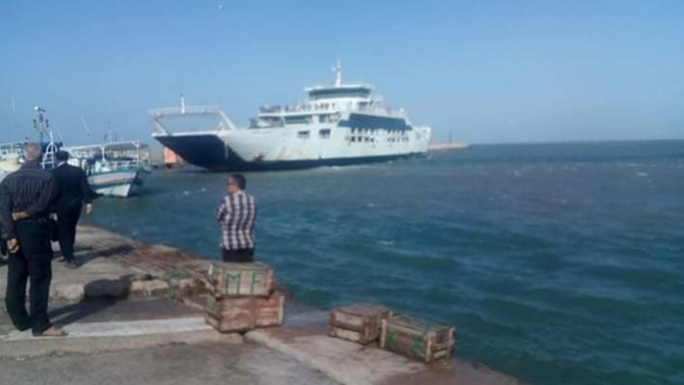 الرياح القوية تمنع لود قرقنة من الرسو بميناء سيدي يوسف