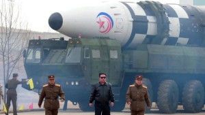 زعيم كوريا الشمالية يأمر بزيادة إنتاج الأسلحة الإستراتيجية