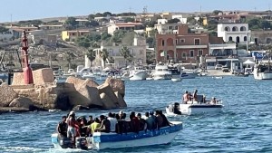 فقدان العشرات اثر غرق قاربين لمهاجرين قبالة سواحل إيطاليا