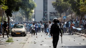 150 مصابا في اشتباكات بين لاجئين إريتريين والشرطة الإسرائيلية بتل أبيب