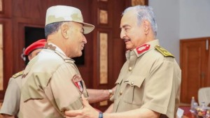 رئيس أركان الجيش المصري يصل إلى ليبيا لتنسيق جهود الإغاثة الإنسانية