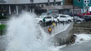 الإعصار "لي" يصل إلى كندا ويتسبب في انقطاع الكهرباء