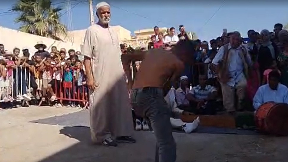 طفل يضرب نفسه بسيف في محفل للعيساوية ..حين يتحول العنف الى فرجة