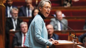 الحكومة الفرنسية تنجو من تصويت لحجب الثقة