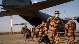 فرنسا تعلن بدء سحب قواتها العسكرية من النيجر